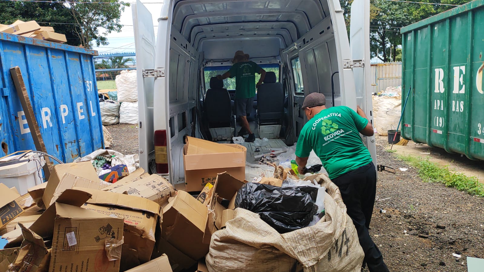 Cooperativa trabalhando com reciclagem